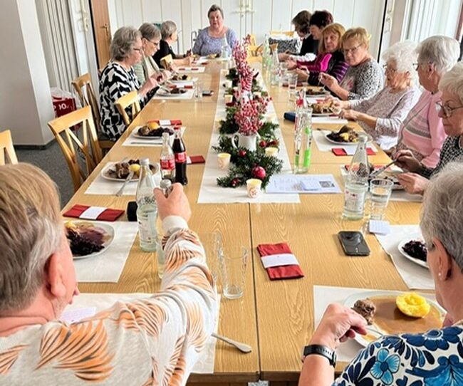 Ein Gruppe Senioren feiert Weihnachten.