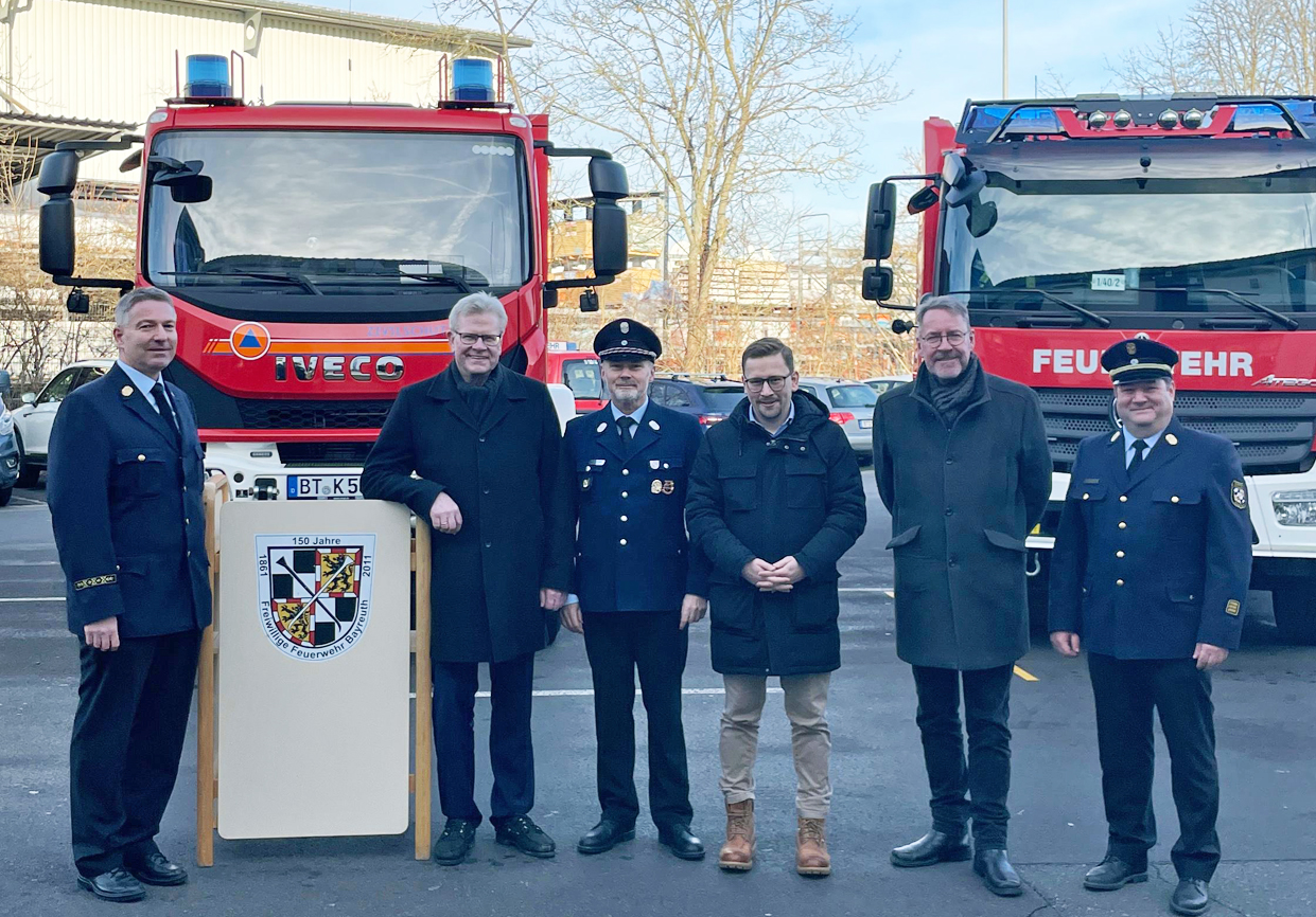 Mehrere Männer stehen vor zwei Löschfahrzeugen. | Foto: Freiwillige Feuerwehr Bayreuth