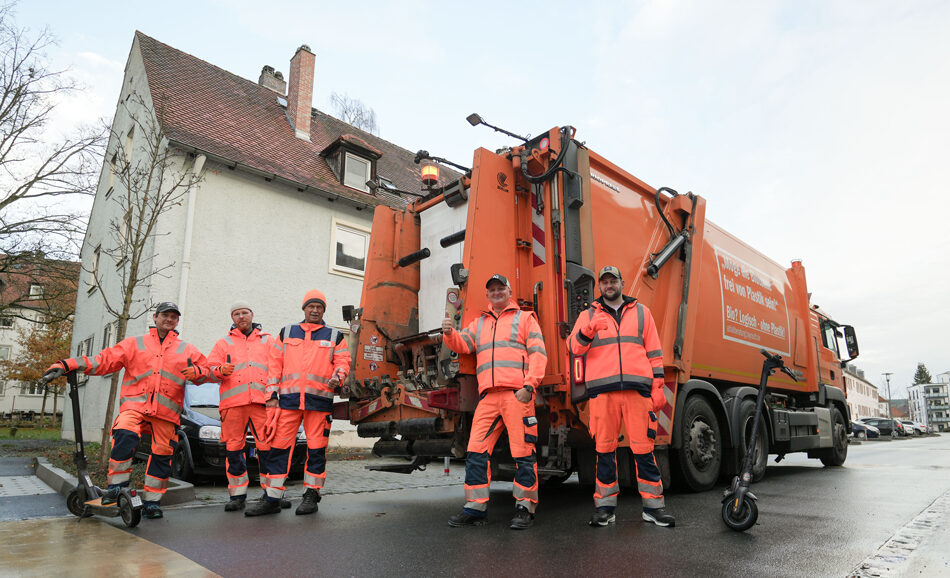 Fünf Mitarbeiter der Müllabfuhr der Stadt Bayreuth stehen vor einem Müllwagen