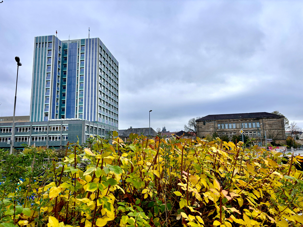 Neues Rathaus Stadt Bayreuth mit der Graser-Grundschule im Herbst