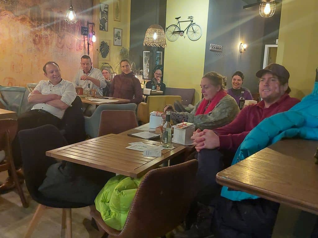 Das Publikum im Bottles Bayreuth lauscht der Podiumsdiskussion.