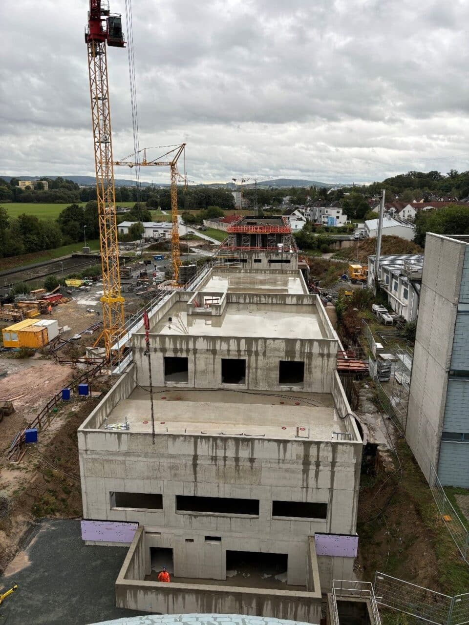 Der fertige Rohbau der Energiezentrale und des Sozialgebäudes.