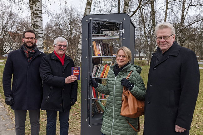 Stehen rund um den Bücherschrank: Oberbürgermeister Thomas Ebersberger, Sabine Hacker, Leiterin des Kulturamtes, Siegfried Zerrenner und Dr. Andreas Zippel.