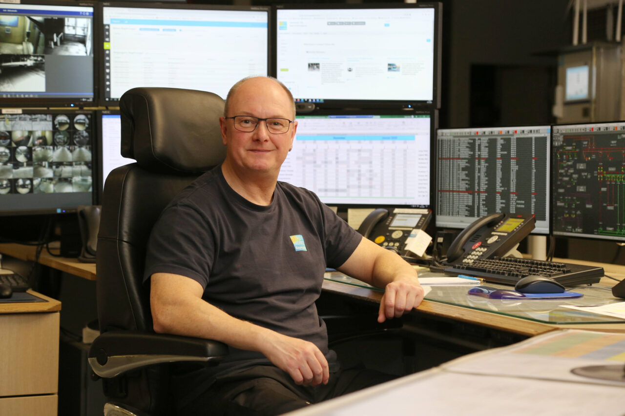 Ein Mann sitzt an einem Schreibtisch mit mehreren Computer-Bildschirmen. | Foto: Stadtwerke Bayreuth