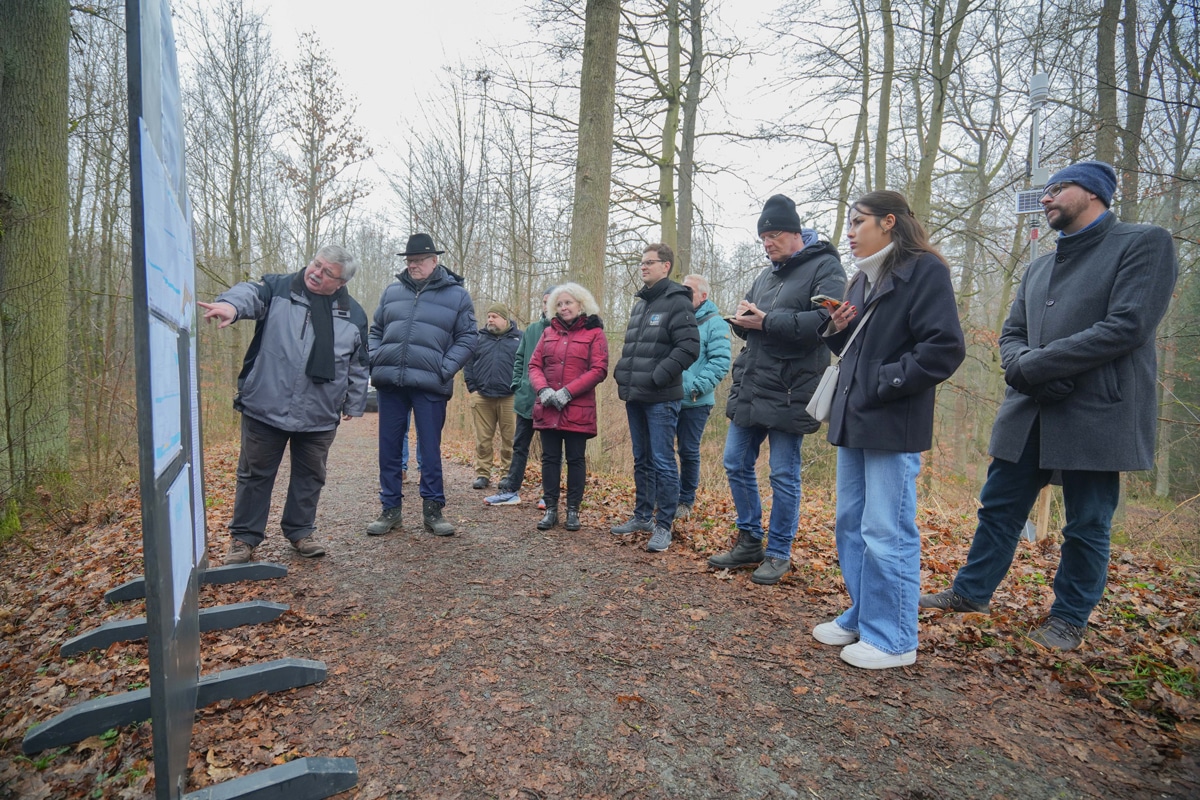 Stadtgartenamtsleiter Robert Pfeifer (links) erläuterte den Medien sowie OB Thomas Ebersberger (2. von links) und Baureferentin Urte Kelm (5. von links) die Pläne zur Renaturierung der Feuchtgebiete im Studentenwald. Mit dabei auch der Vorsitzende des Beirats für nachhaltige und klimagerechte Planung und Stadtentwicklung Prof. Dr. Christoph Thomas (rechts). | Foto: Stadt Bayreuth