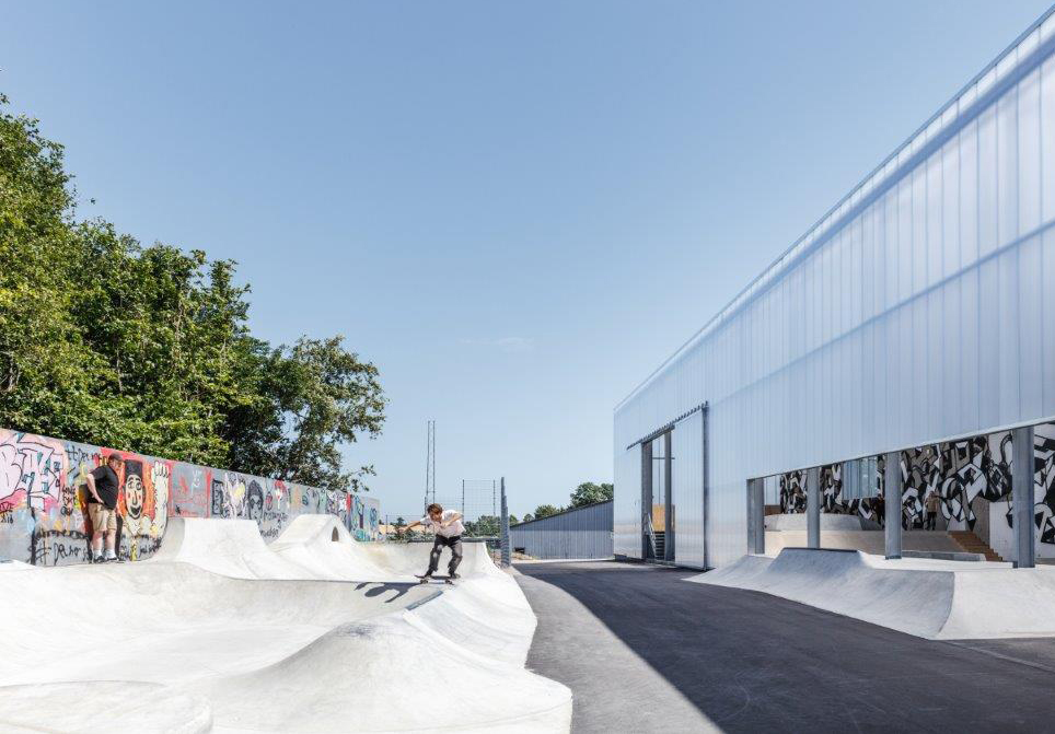 Skateboard-Fahrer vor einem Gebäude.