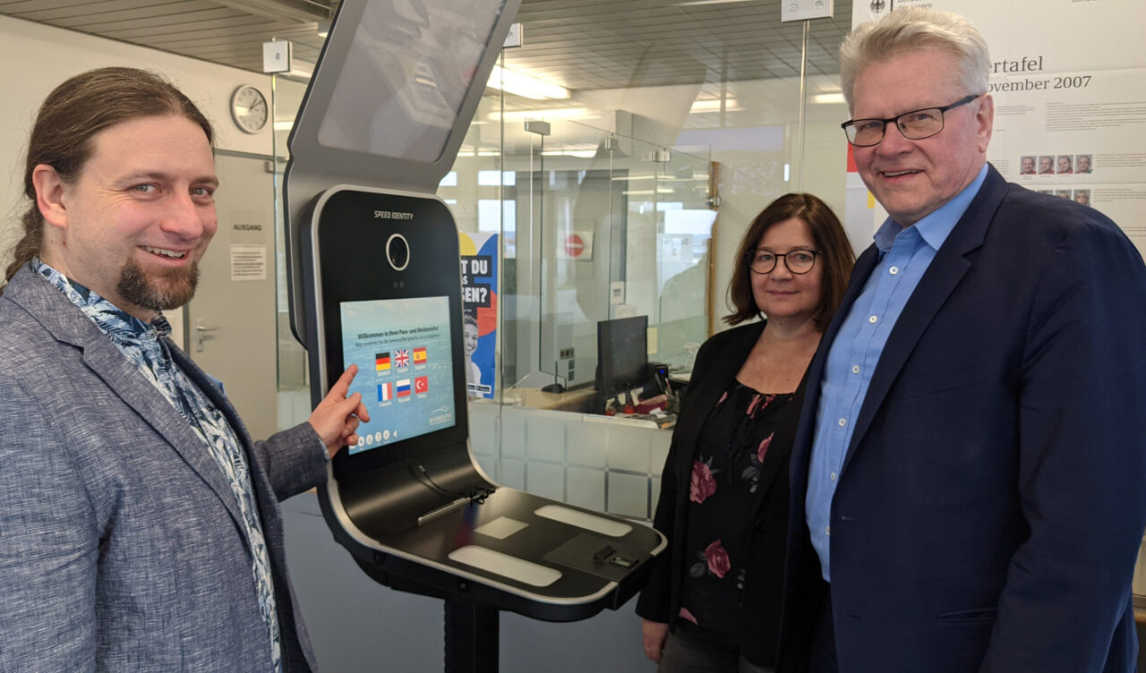 Oberbürgermeister Thomas Ebersberger, Sozialreferentin Manuela Brozat und Dienststellenleiter Benjamin Kaiser probieren den neuen Selbstbedienungsterminal im Einwohner- und Wahlamt der Stadt Bayreuth aus. | Foto: Stadt Bayreuth