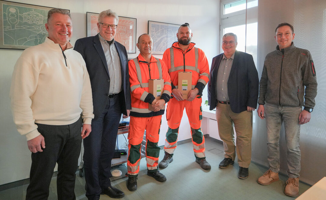 Unser Bild zeigt: (v. li.) stellvertretenden Personalratsvorsitzenden der Stadtverwaltung Matthias Bauer, Oberbürgermeister Thomas Ebersberger, Harald Haberzeth und Andreas Opitz, Stadtgartenamtsleiter Robert Pfeifer und den Vorsitzenden des Gesamtpersonalrats der Stadtverwaltung, Marco Regber.