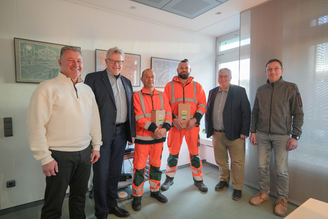 Unser Bild zeigt: (v. li.) stellvertretenden Personalratsvorsitzenden der Stadtverwaltung Matthias Bauer, Oberbürgermeister Thomas Ebersberger, Harald Haberzeth und Andreas Opitz, Stadtgartenamtsleiter Robert Pfeifer und den Vorsitzenden des Gesamtpersonalrats der Stadtverwaltung, Marco Regber.