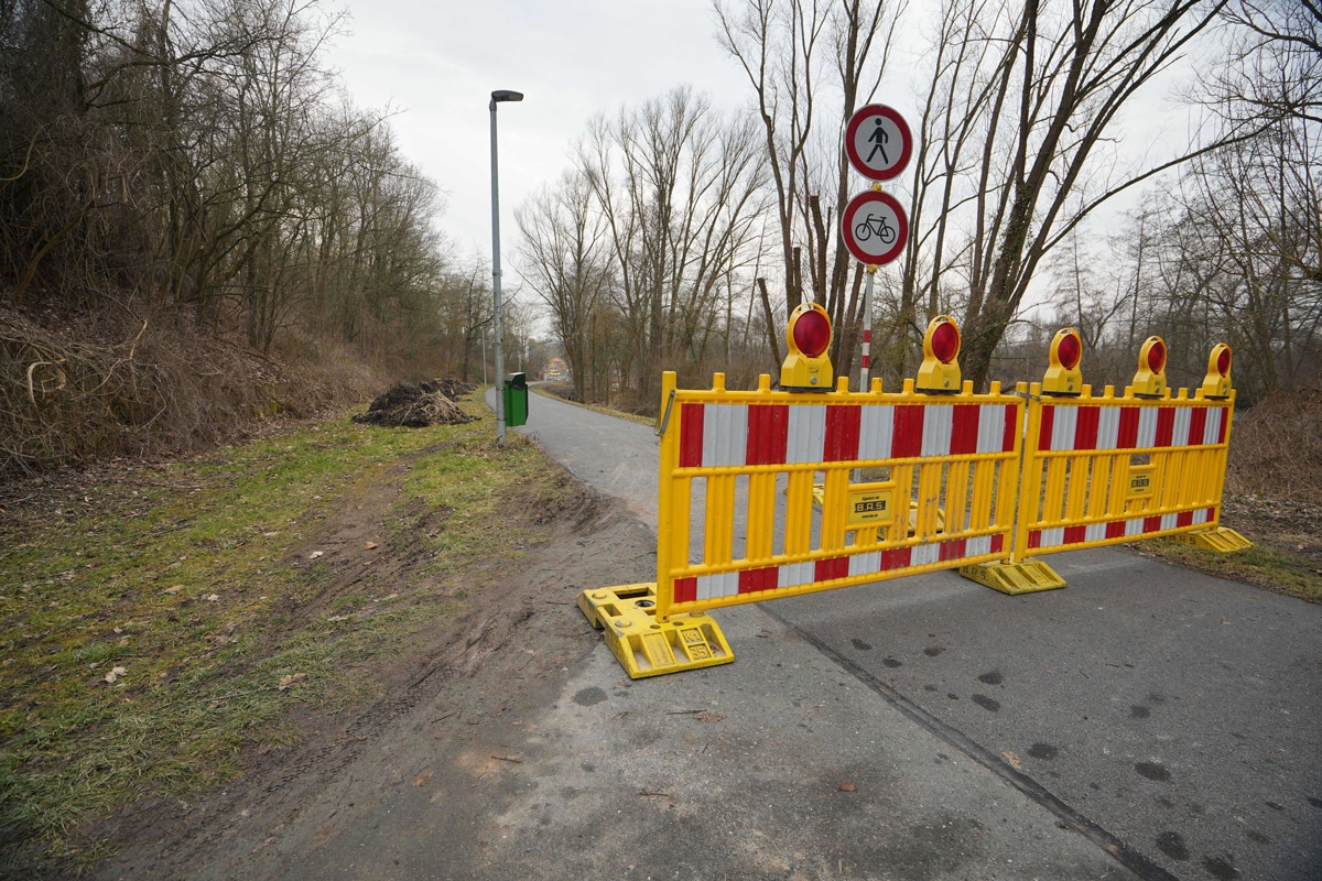 Wegen der Brückenarbeiten ist der Geh- und Radweg bis voraussichtlich Ende März gesperrt. Die Stadt appelliert an die Fußgängerinnen und Fußgänger, die ausgeschilderte Umleitung anzunehmen.