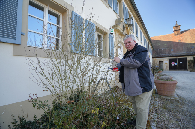 Der Leiter des Stadtgartenamtes, Robert Pfeifer, gibt Tipps zum sinnvollen Zurückschneiden von Blütensträuchern. | Stadt Bayreuth