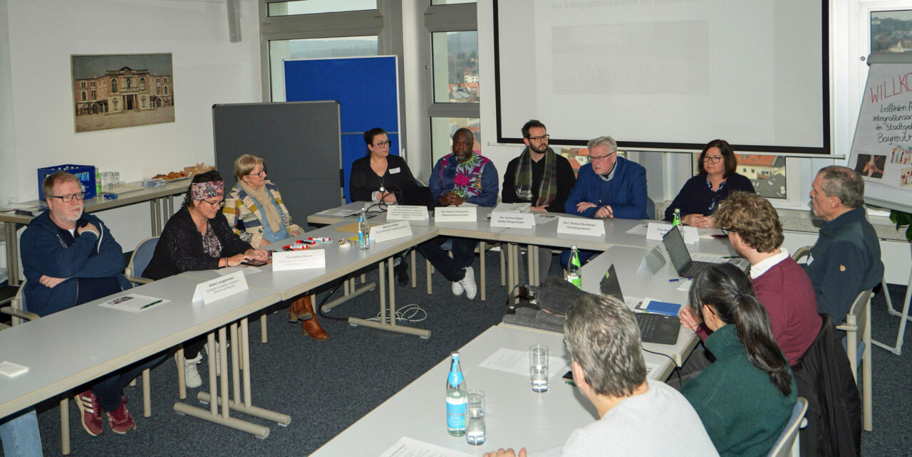 Zahlreiche Teilnehmer sitzen an Tischen und diskutieren. | Foto: Stadt Bayreuth