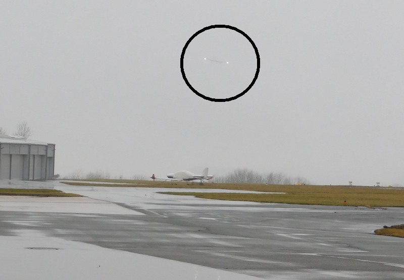 Ein Flugzeug bei schlechtem Wetter während des Anfluges