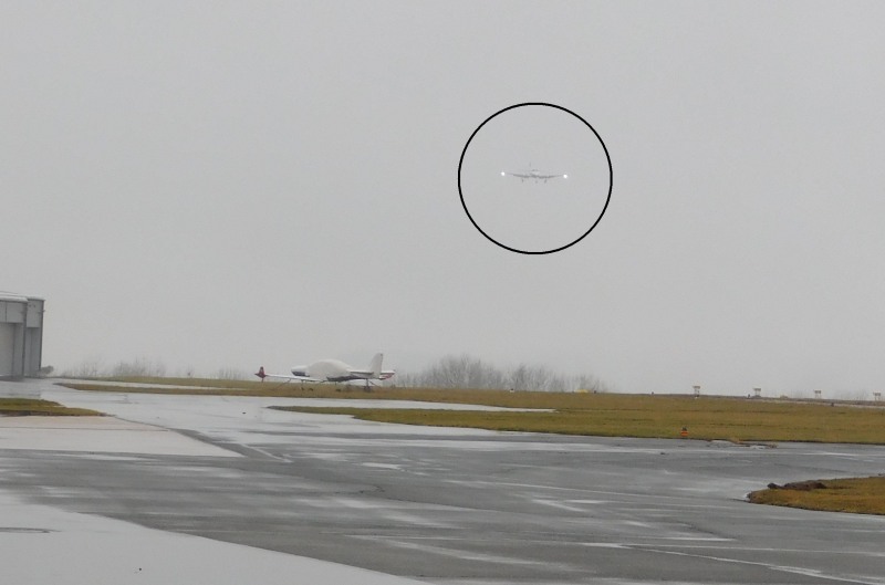 Ein Flugzeug bei schlechtem Wetter während des Anfluges