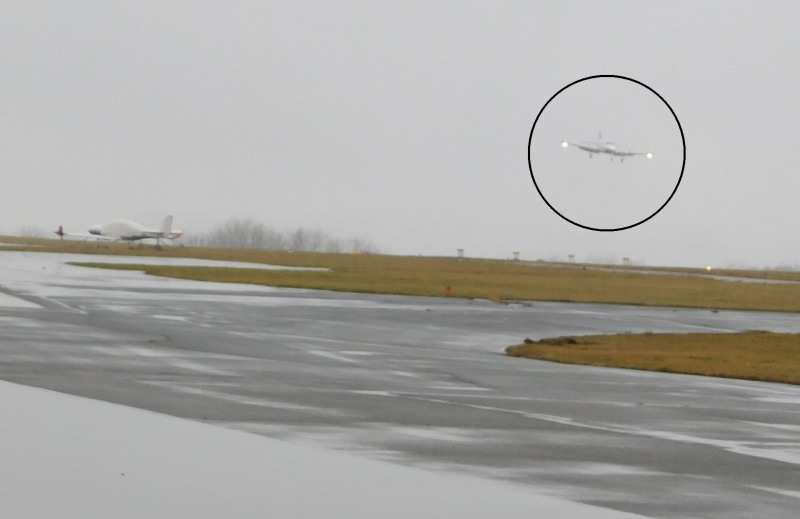 Ein Flugzeug bei schlechtem Wetter während des Anfluges