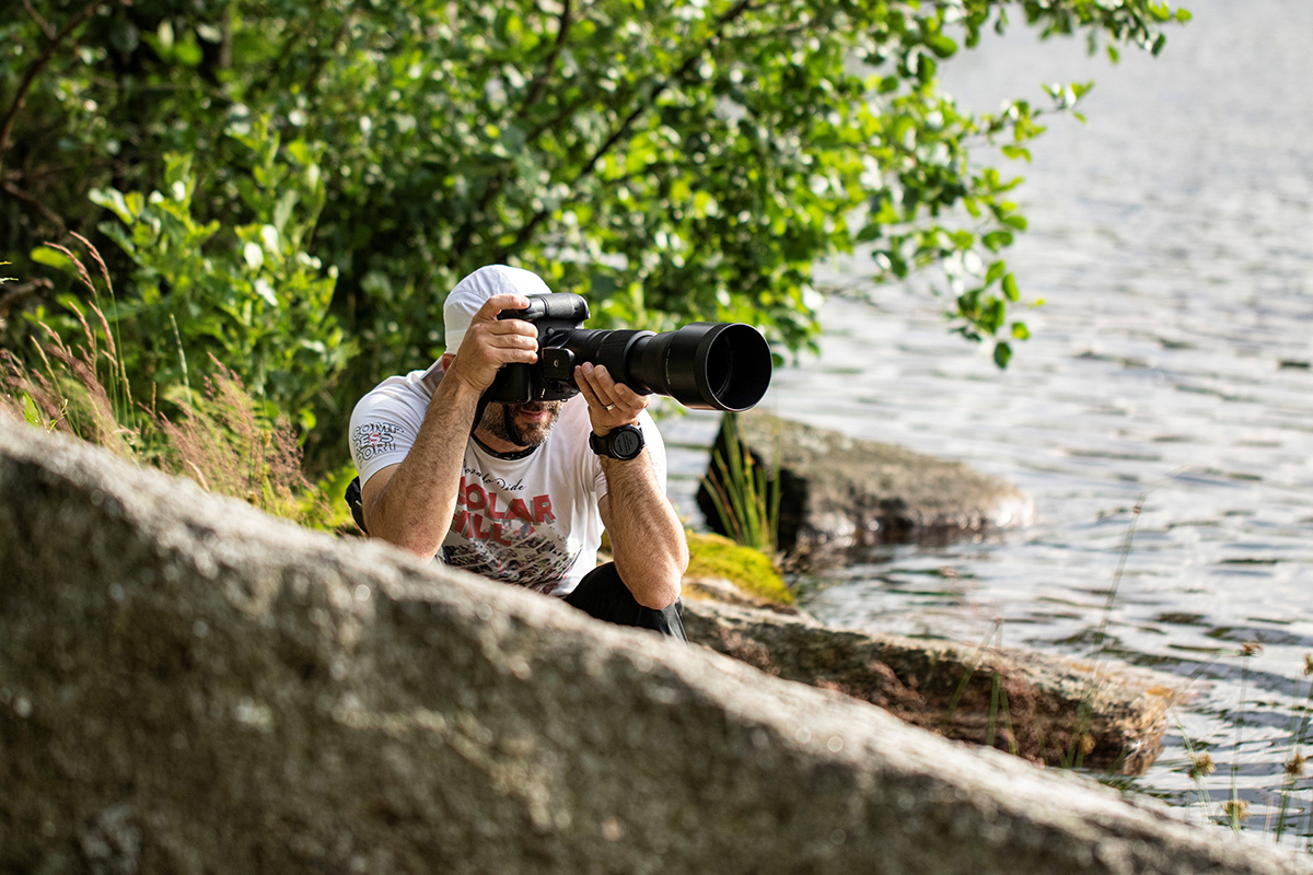 Ein Mann fotografiert