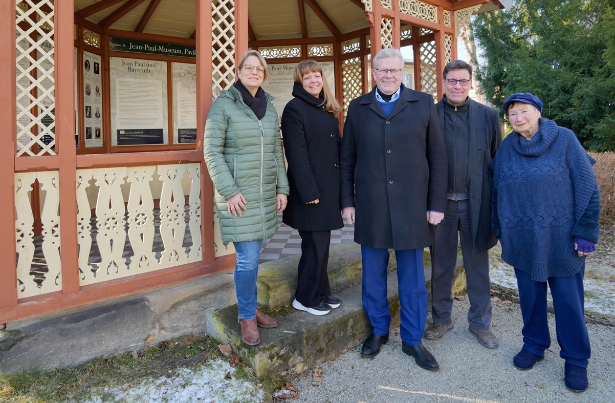 Sie legen sich gemeinsam für das Jean-Paul-Jubiläumsprogramm ins Zeug (von rechts): Dr. Karla Fohrbeck (Kulturforscherin, Kulturpublizistin und Kulturpreisträgerin), Dr. Sven Friedrich (Leiter des Jean-Paul-Museums Bayreuth), Oberbürgermeister Thomas Ebersberger, Eva Christina Bär (Kultur- und Wirtschaftsreferentin) und Sabine Hacker (Leiterin des Kulturamtes). | Foto: Stadt Bayreuth