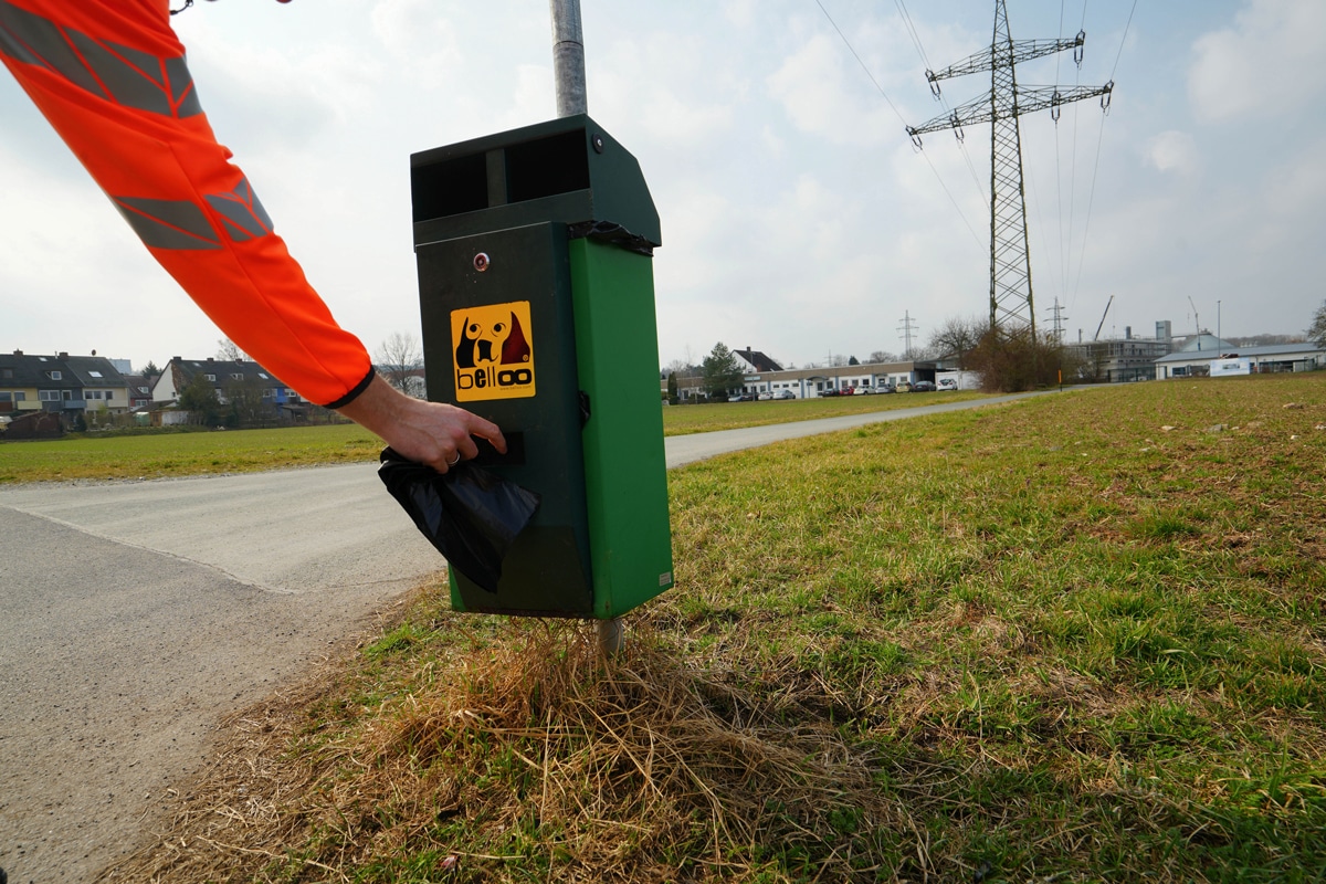 An 72 Standorten stehen übers ganze Stadtgebiet verteilt solche Spender von Hundekotbeuteln, sodass Hundefreunde ohne Probleme die Hinterlassenschaft ihres Vierbeiners aufheben und sachgerecht in einem Mülleimer entsorgen können. Foto: Stadt Bayreuth